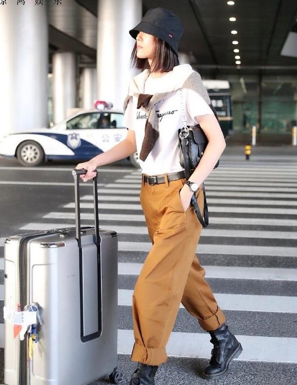 刘雯渔夫帽工装裤马丁靴机场街拍