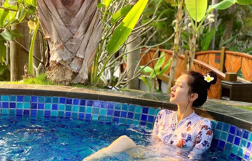 江疏影晒男友视角泳池照 模样娇俏可爱长腿隐现|江疏影|泳装|模样