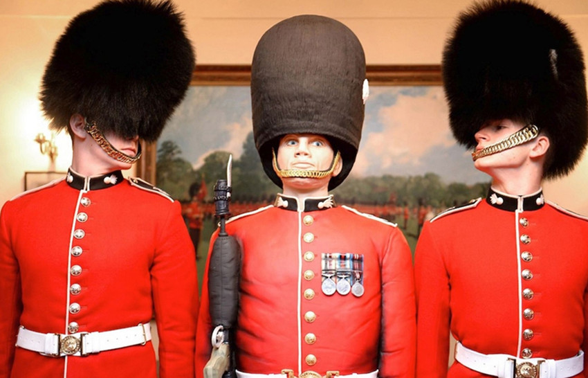 这英国皇家卫兵身高2米,霸气十足,围观者看后,却馋到流口水