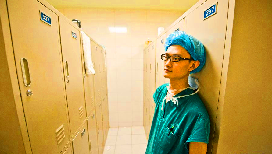 一组图走近饱受争议的男护士们