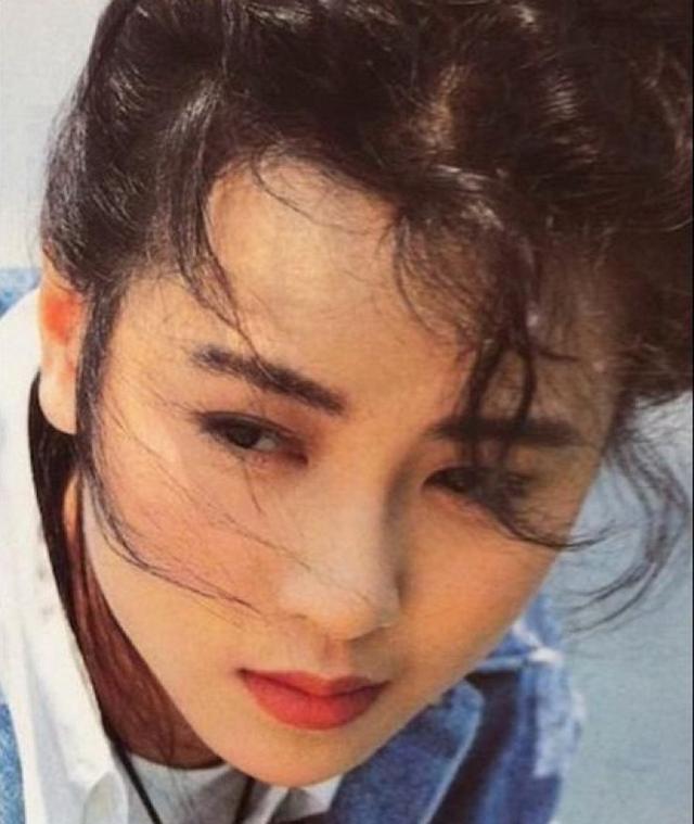 她被誉为人间尤物,美到无法形容,如今50岁依旧让人血脉喷张