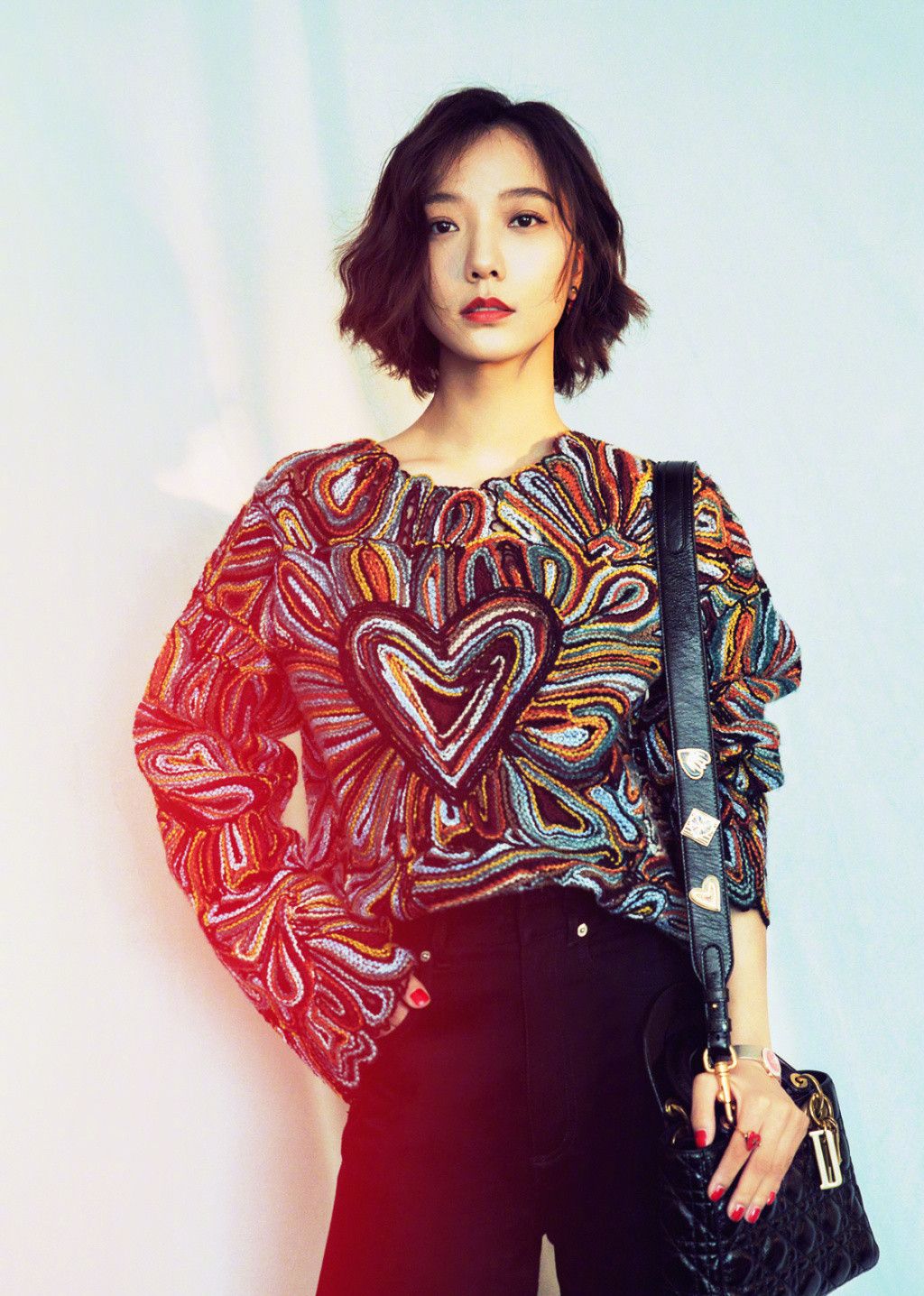 王珞丹一袭白色长裙简约大方,柔美中多了干练气息!