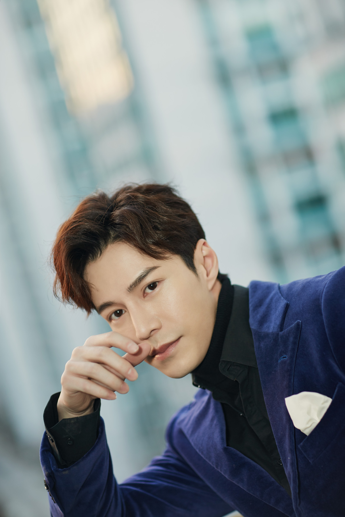 王冠逸蓝丝绒西装亮相 温暖深情如人鱼王子