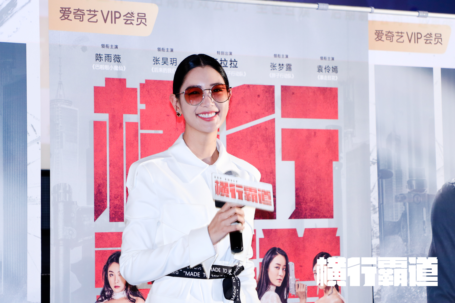 首部女性动作大片横行霸道正式上线克拉拉沙漠枪战性感霸气