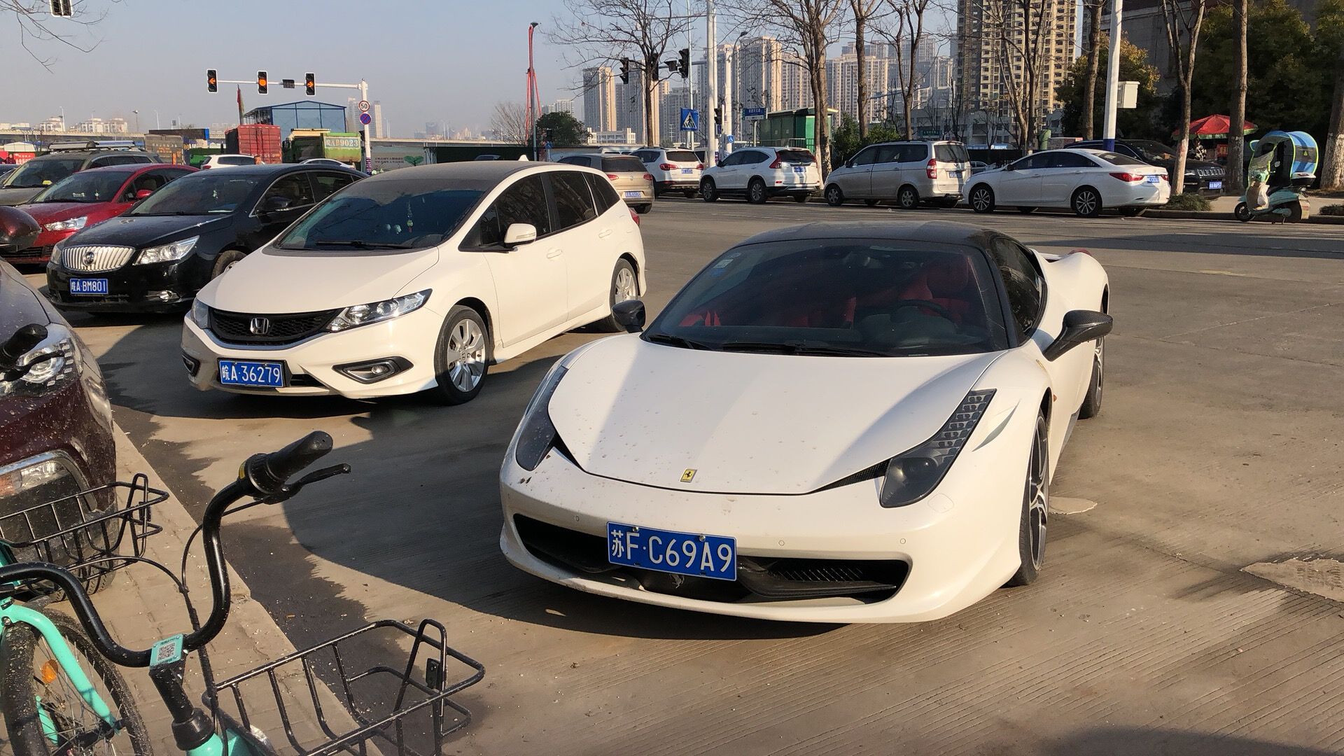 合肥街头偶遇南通牌照法拉利458跑车,跑的真够远的!_高清图集_新浪网