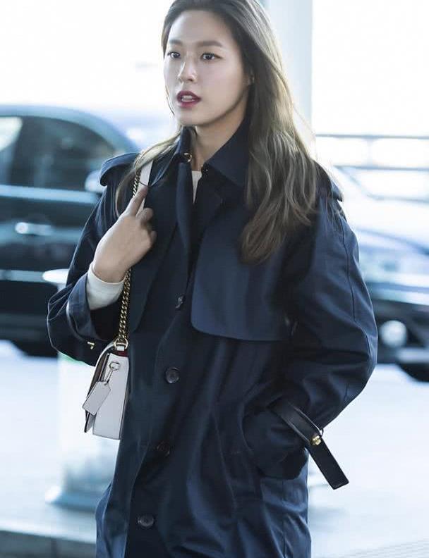 女艺人金雪炫街拍,长发披肩有女人味,身材好穿长款风衣也不显矮