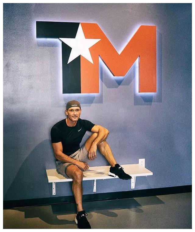 52岁的乡村天王tim mcgraw晒肌肉照,原来他身材那么好