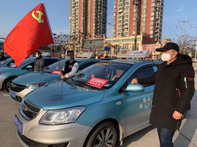 安徽繁昌:为防疫出租车停运,党员志愿车救急保障安全出行