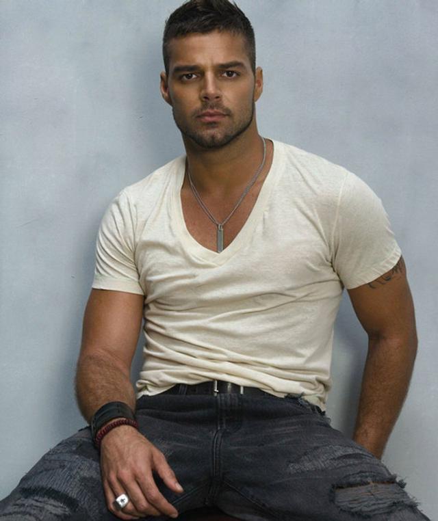 47岁瑞奇马丁出柜9年迎来第4胎与帅气老公感情稳定