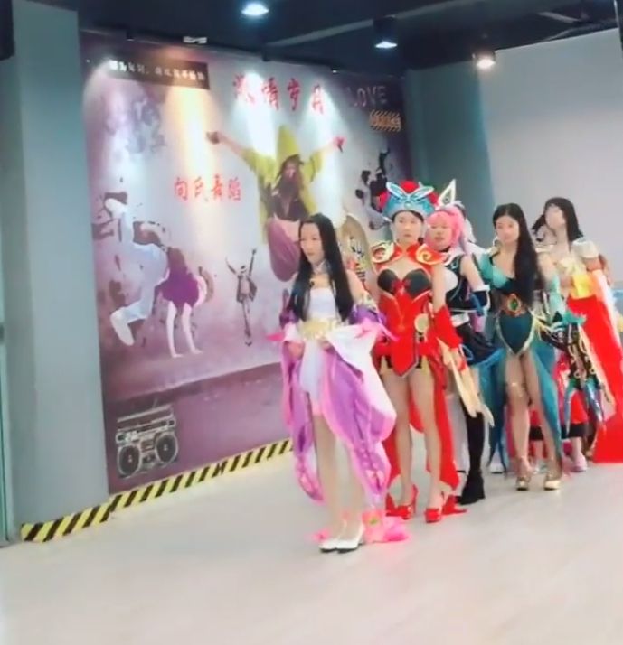 王者荣耀:漫展上小姐姐的cos秀,这些女英雄们你最喜欢哪一个?_新浪新闻