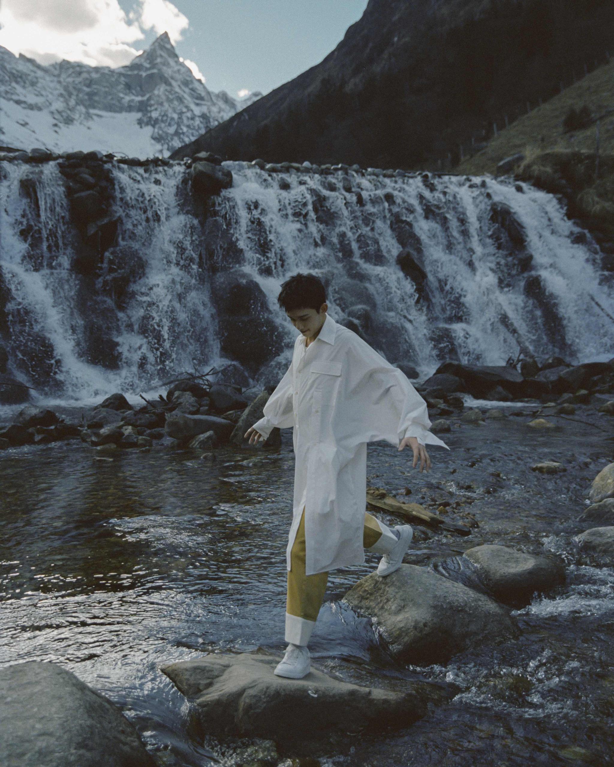 吴磊生日胶片写真公开 找寻二十代的热烈纯净梦想