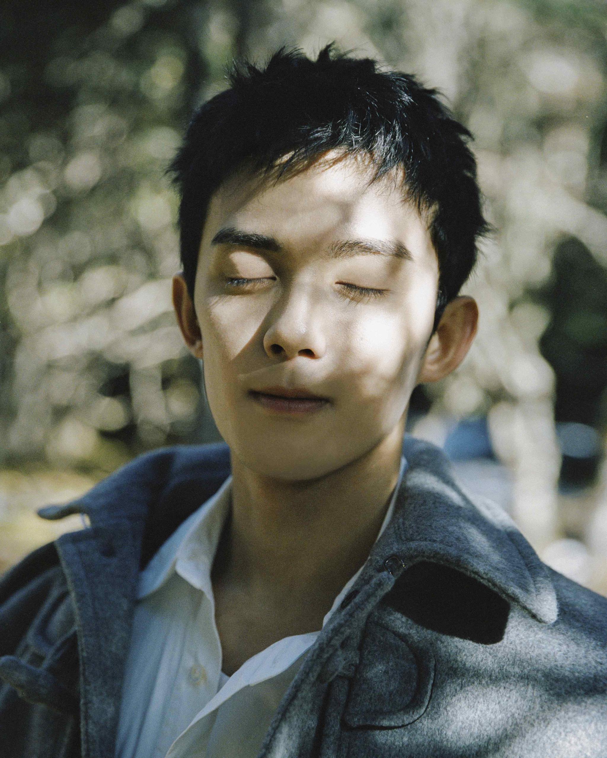 吴磊生日胶片写真公开 找寻二十代的热烈纯净梦想__财经头条