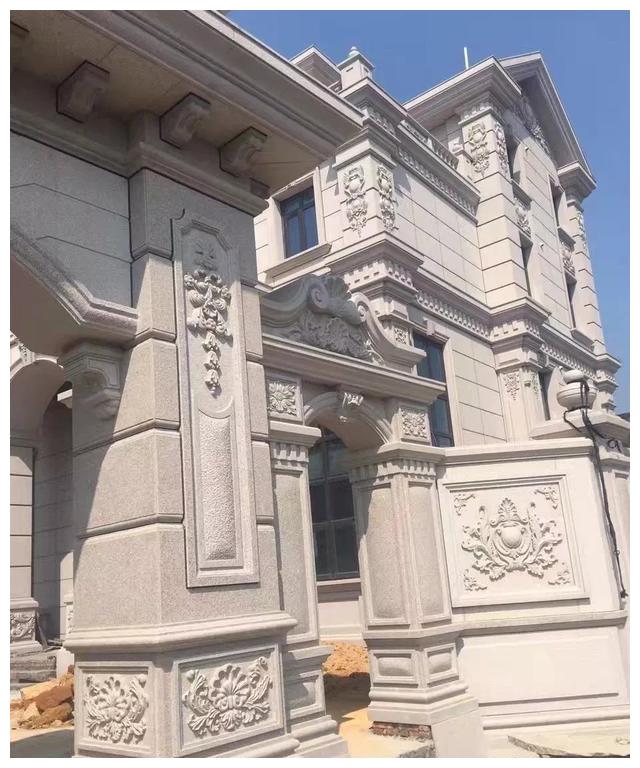 别人家的大门和围栏让人羡慕不已，全用大理石，华丽又大气