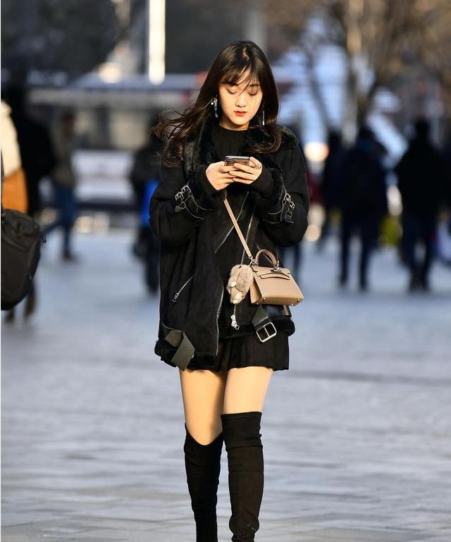 所以,姑娘袜子上的颜色,都可以在全身服饰中找到对应,是很走心的搭配.