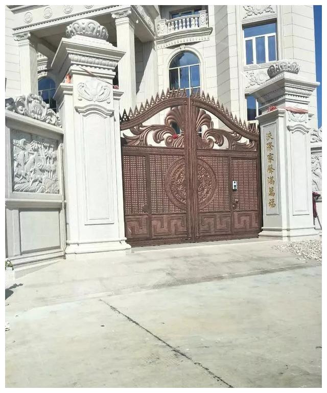 别人家的大门和围栏让人羡慕不已，全用大理石，华丽又大气