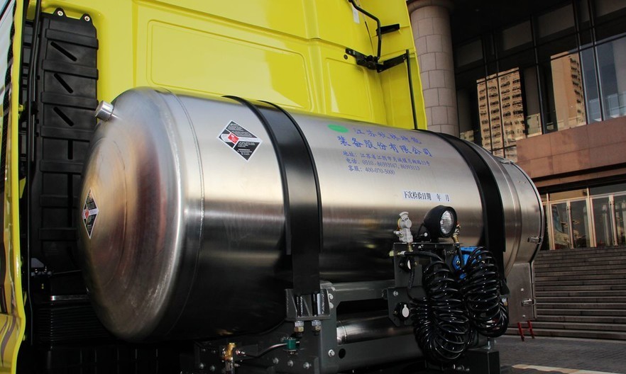 lng车后置储气罐,分分钟把卡车司机挤成肉饼-新浪汽车