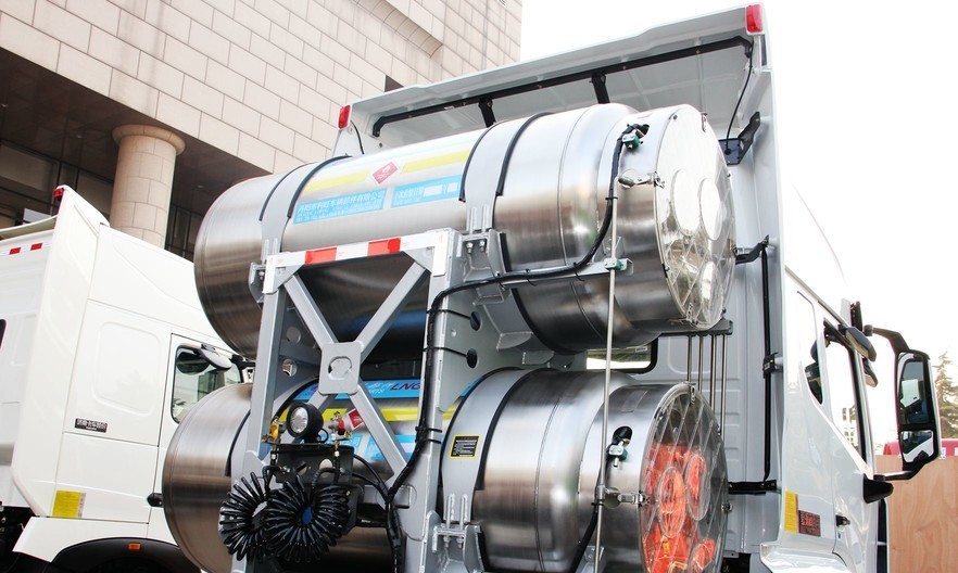 lng车后置储气罐,分分钟把卡车司机挤成肉饼-新浪汽车