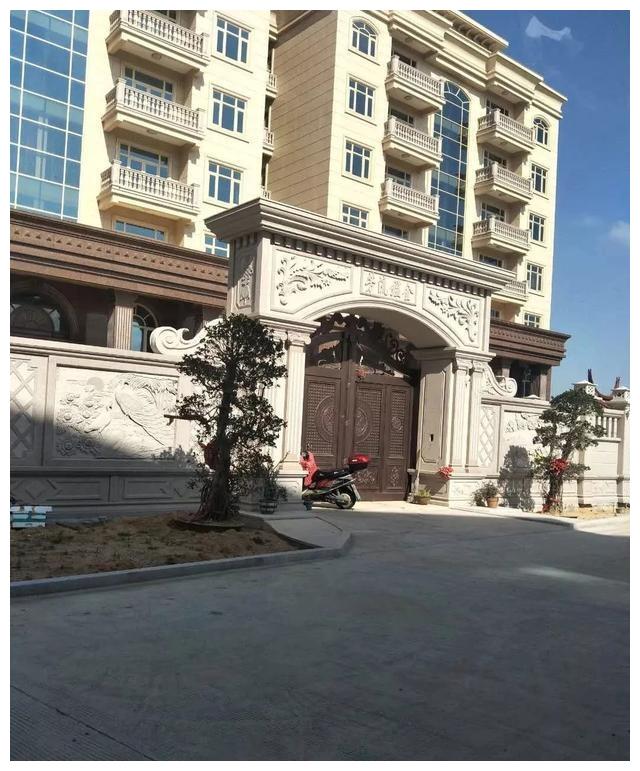 别人家的大门和围栏让人羡慕不已，全用大理石，华丽又大气