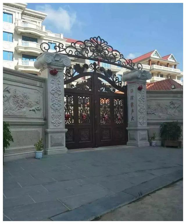别人家的大门和围栏让人羡慕不已，全用大理石，华丽又大气