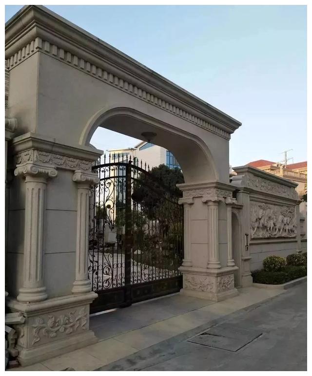 别人家的大门和围栏让人羡慕不已，全用大理石，华丽又大气