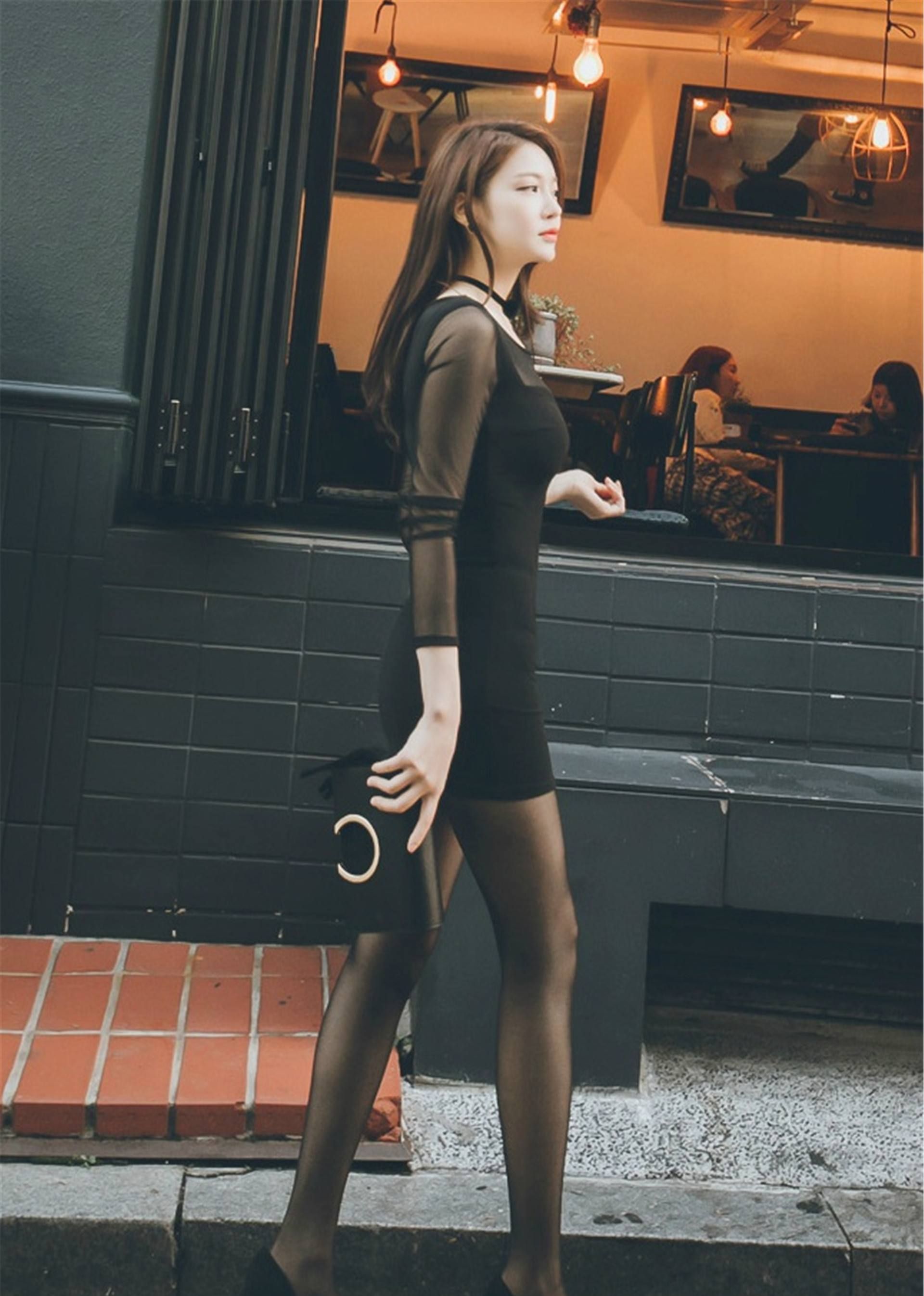 街拍:肉感美少妇,灰色紧身衣黑色包臀裙,身材曲线太诱人