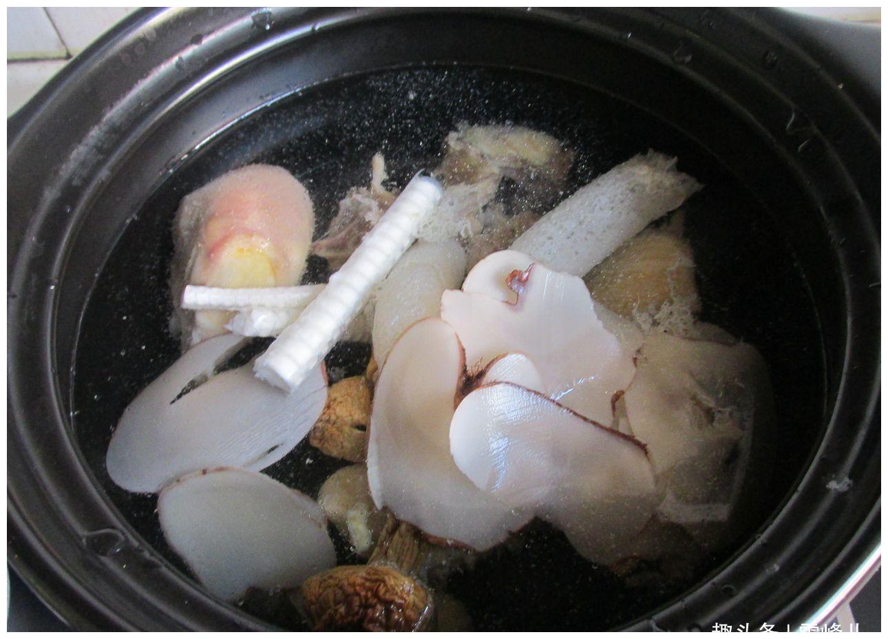 锅里放水把鸡块焯水,放入砂锅,加入水,把泡好的海底椰,茶树菇,鲨鱼骨