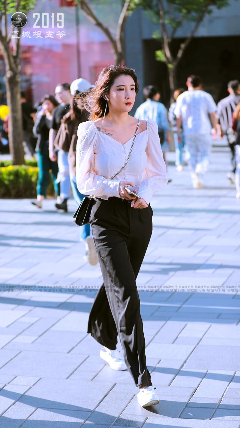 街拍:三里屯的时尚潮人们用自己的时髦穿搭表达平凡的美丽