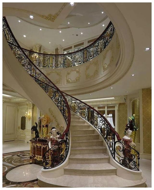千万别委屈别墅，不配个大理石楼梯怎能体现豪宅气质