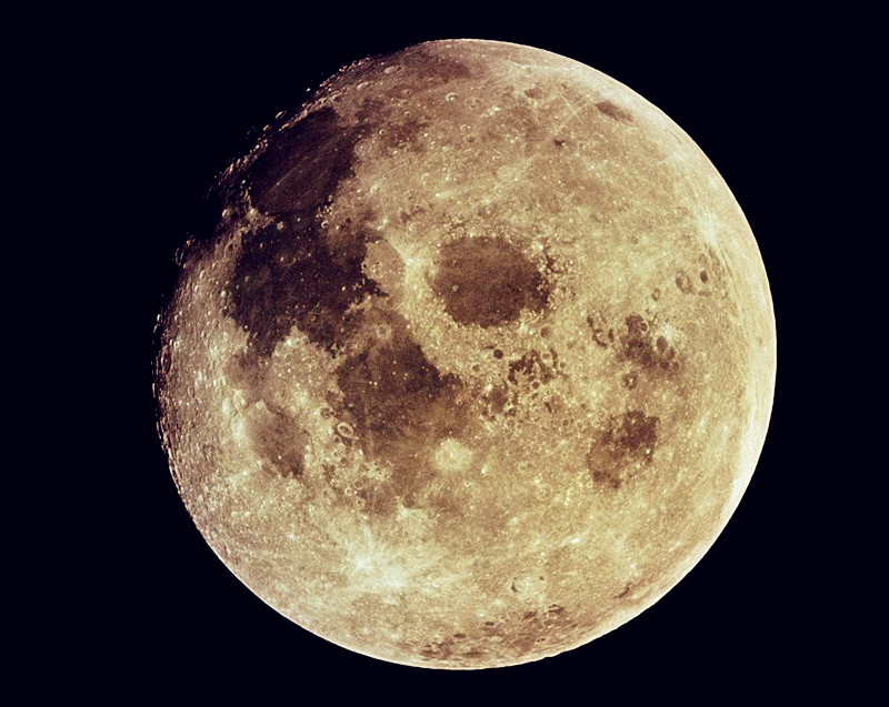 月球侧面图片