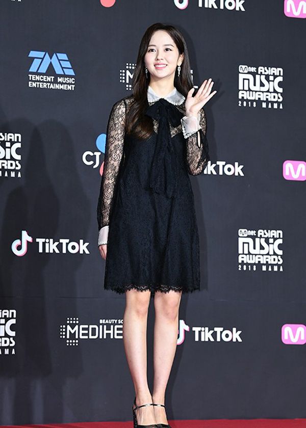 黑色蕾丝连衣裙配高跟鞋金所炫显迷人韵味,领口蝴蝶结甜美俏皮