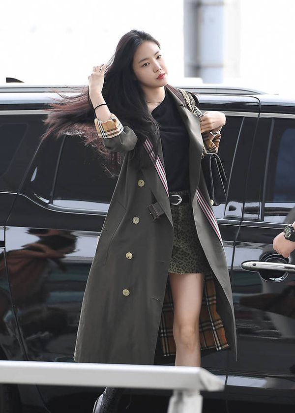 孙娜恩风衣套裙子也太好看了吧!朴初珑针织衫柔软温和锁骨微露