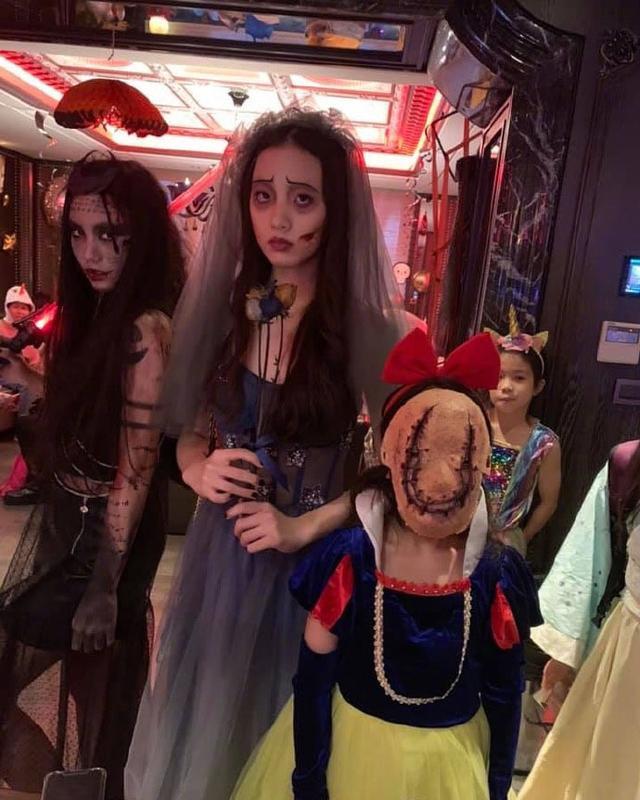 小s晒她们万圣节派对化妆合照,母女四人太拼