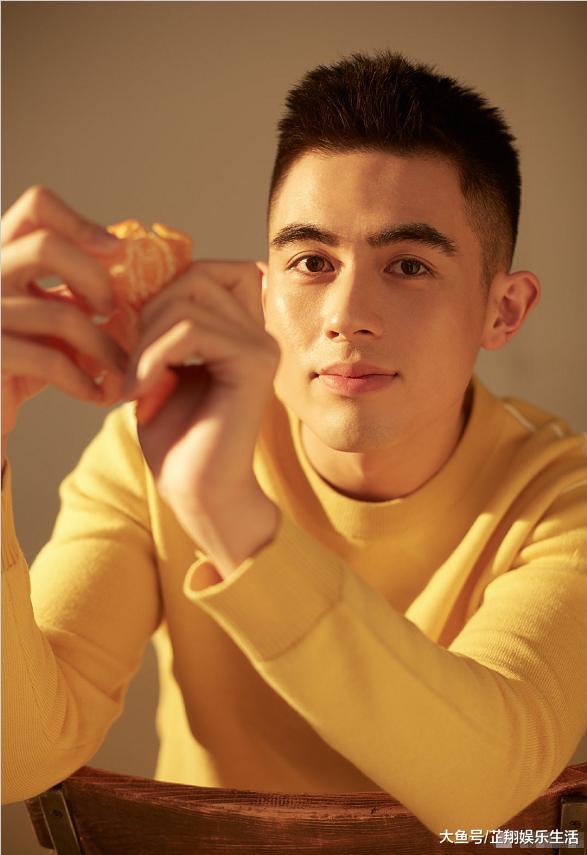 郭凯敏儿子首次晒写真阳刚正气男人味爆棚24岁的他终于出道了