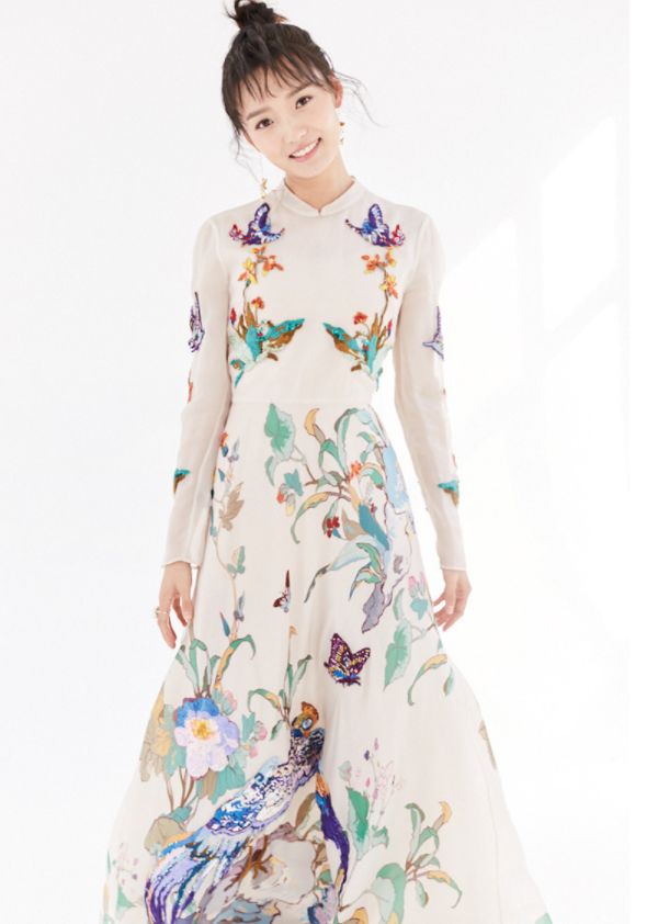 林源清爽简洁妆容干净笑容纯真甜美少女感十足