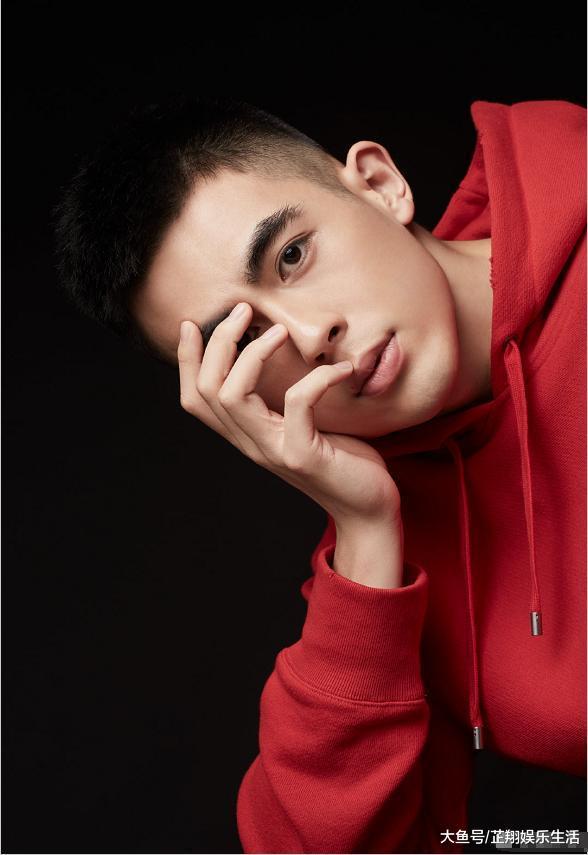 郭凯敏儿子首次晒写真阳刚正气男人味爆棚24岁的他终于出道了