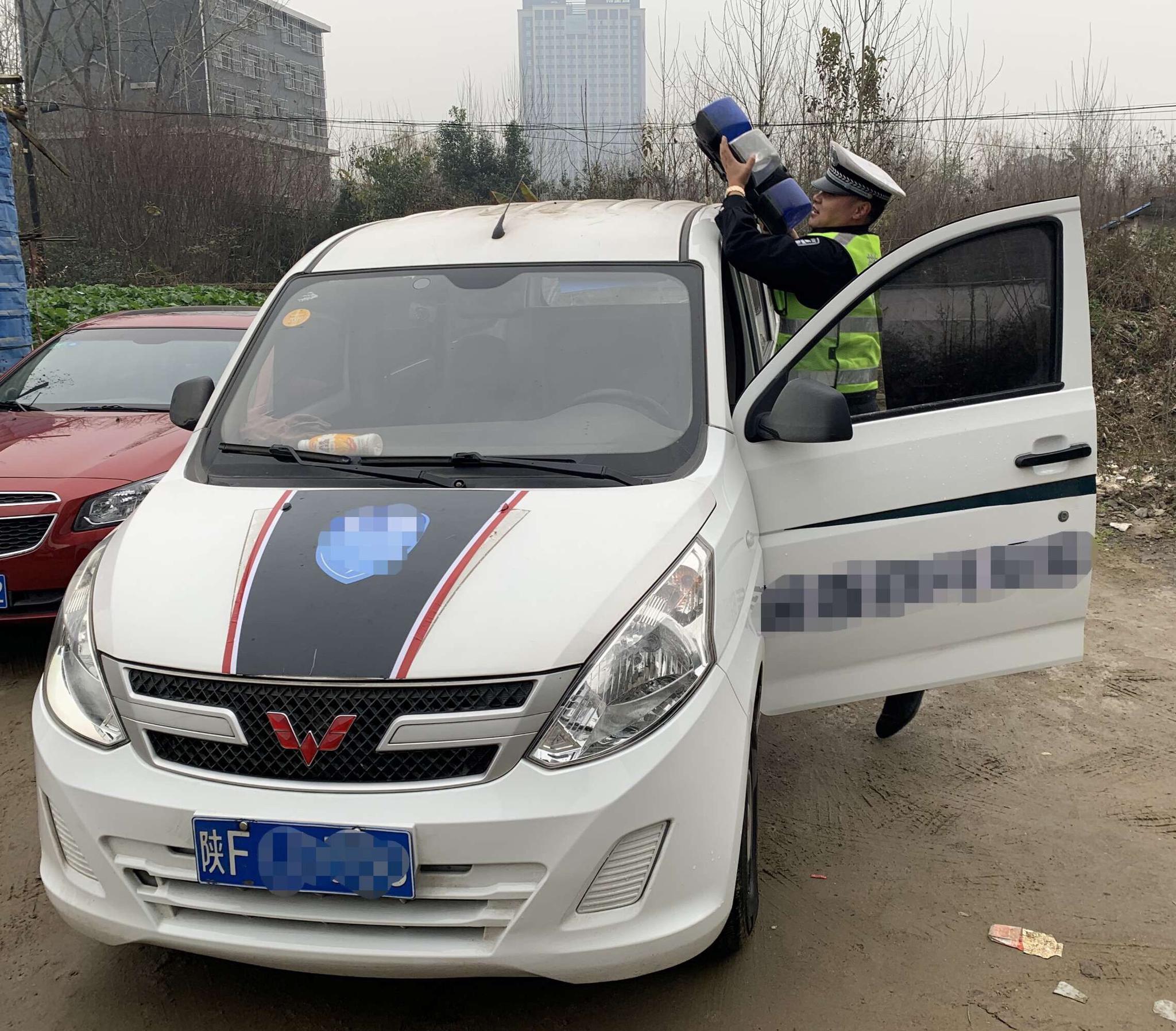 非法安装警报器 汉中交警一大队依法拆除