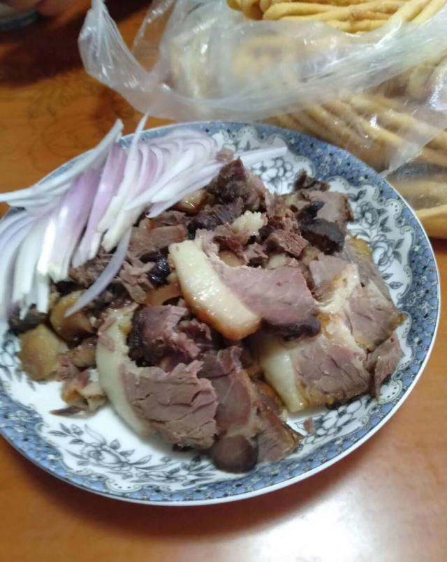 新疆有个独特的肉 叫塔城风干肉 因为风干过程形成一种独特香气