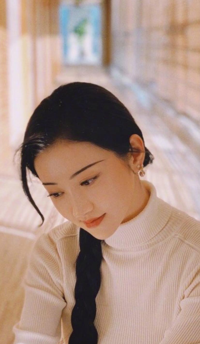 曾经倾情于欧式大双的大甜甜,现在爱上又细又长的柳叶眉了