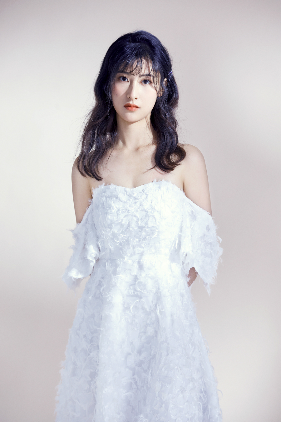 殷越甜美写真曝光 元气满满少女感十足__财经头条