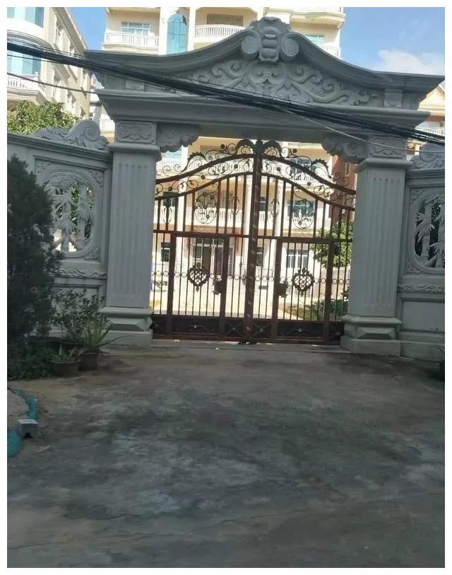 别人家的大门和围栏让人羡慕不已，全用大理石，华丽又大气