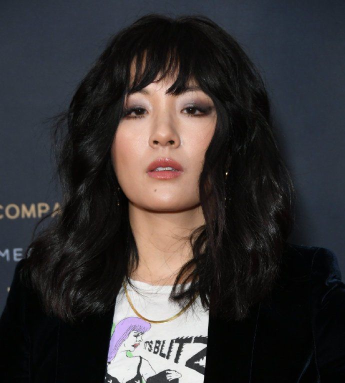 吴恬敏黑丝绒套装休闲干练,遮肉显瘦增添气场,发型有些雷人