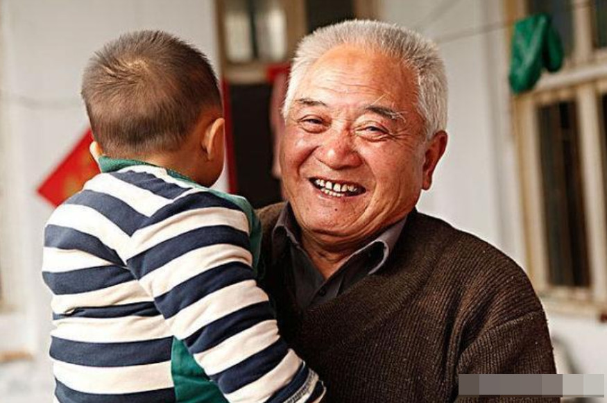 在老人眼里孙子和外孙有什么不同网友叹息区别不是一般的大