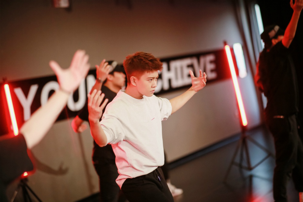 任嘉伦第二支个人单曲《浮云》舞蹈练习室版上线炫酷舞步高能来袭