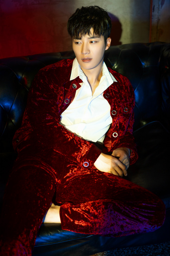 王燕阳红丝绒西装写真曝光 质感复古又儒雅