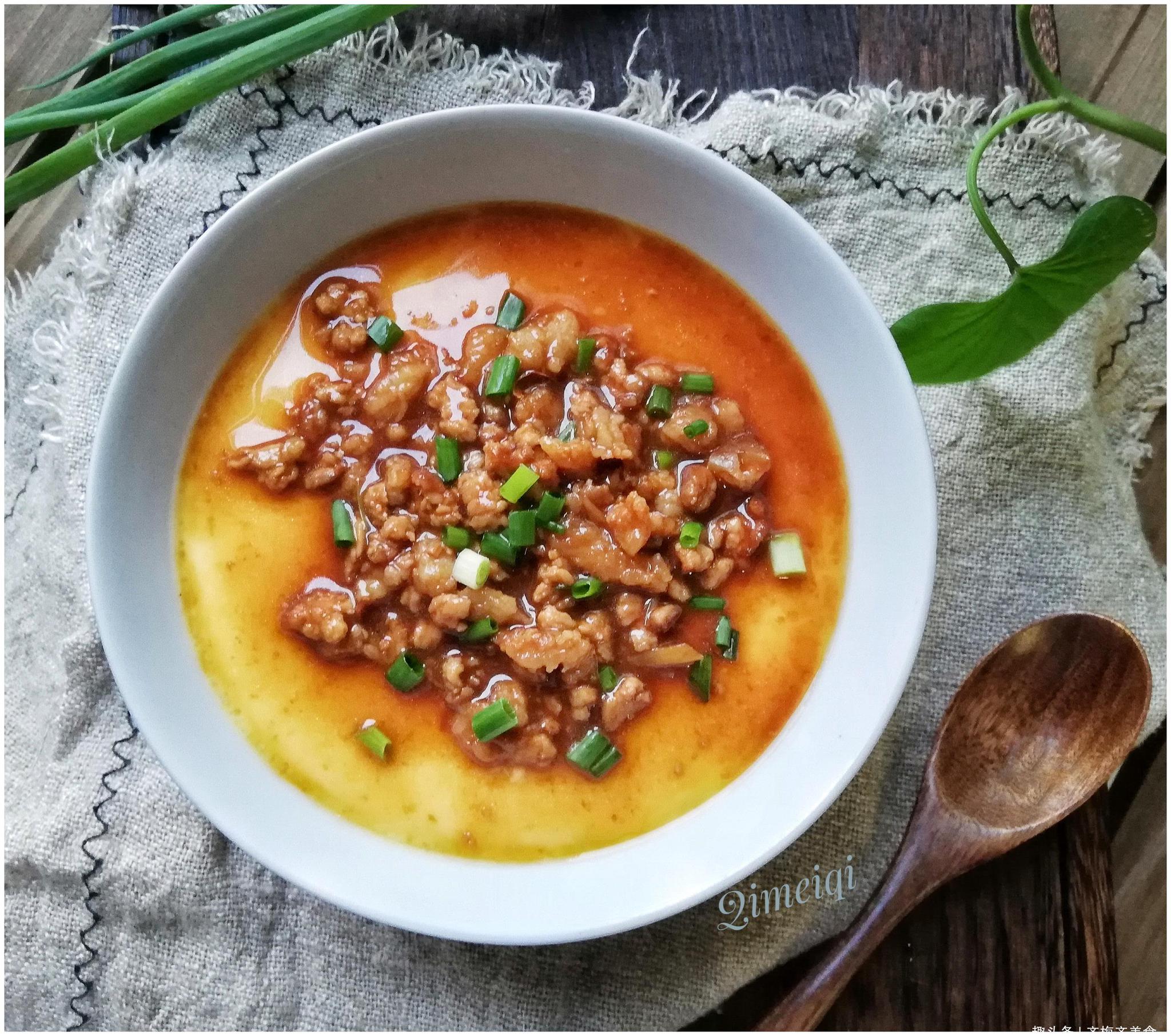 鸡蛋和瘦肉这样做,鲜嫩美味,做法用料超简单,上桌2分钟吃光