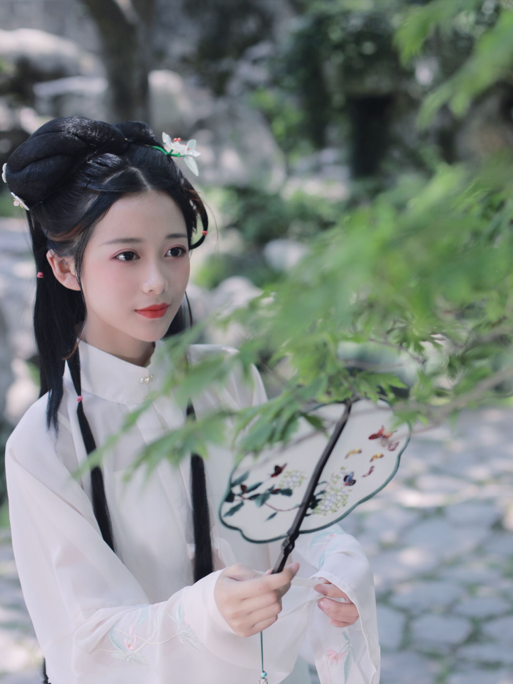 汉服的魅力?平常动如脱兔的女孩,穿上汉服就静若处子