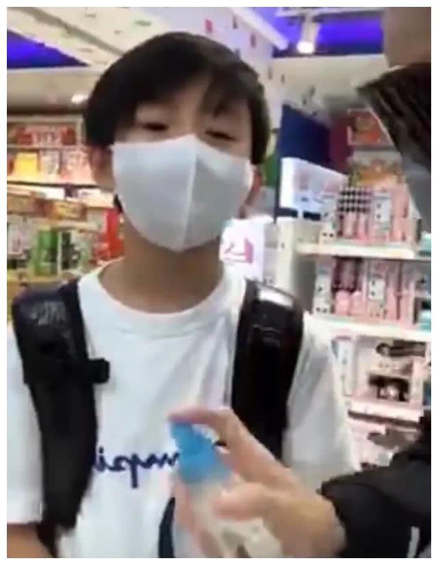 张柏芝宅家一个月后,带儿子出门购物,小Q直言好开心!