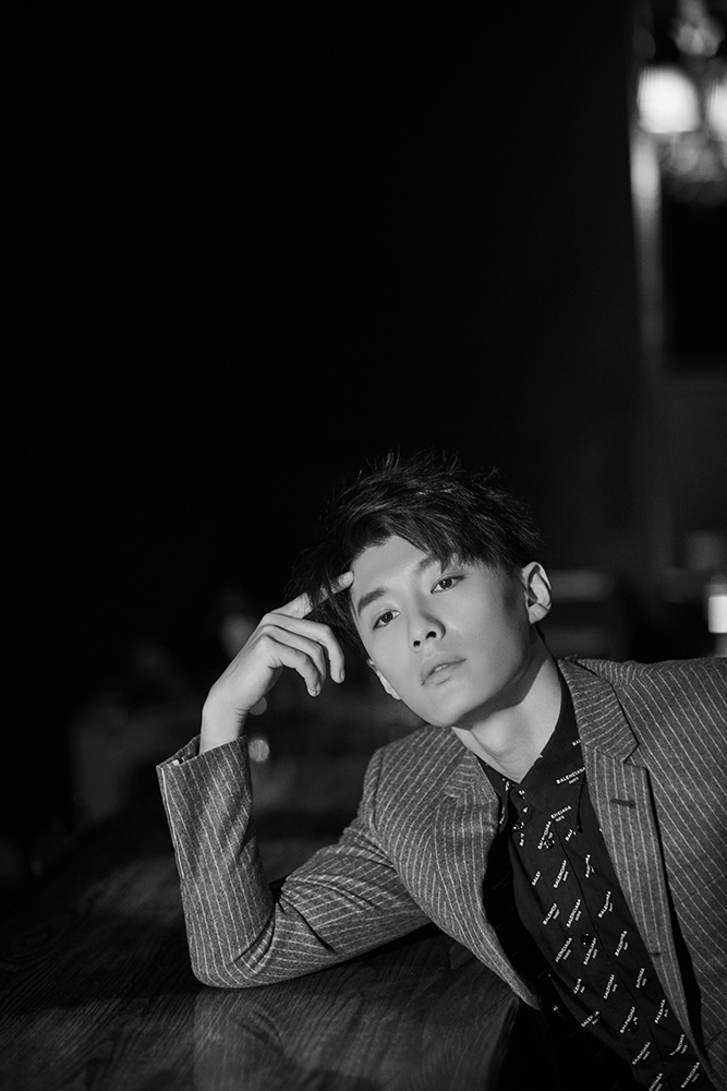 近日,在热播剧《招摇》姜武的扮演者代旭曝出一组时尚写真,照片中的他