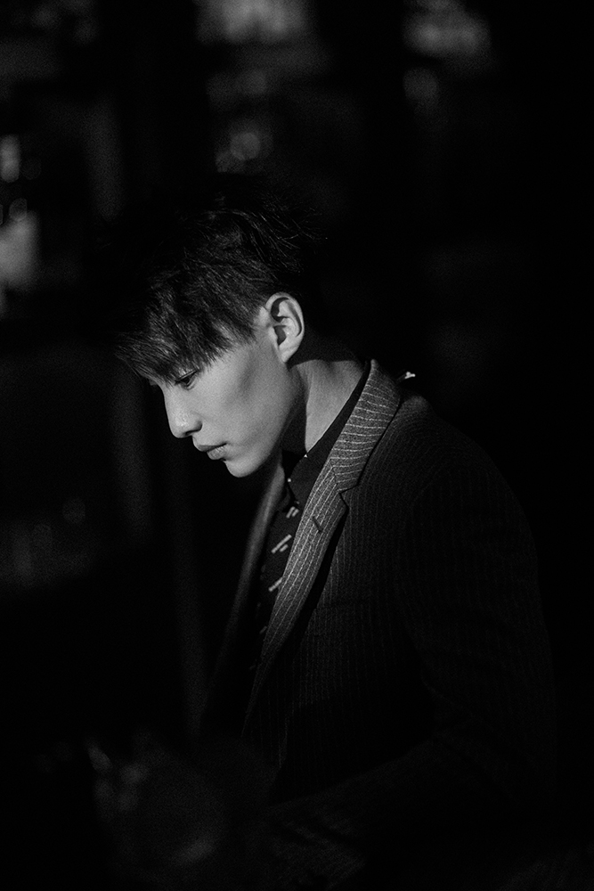 代旭曝出时尚写真 棱角分明尽显沉稳气息