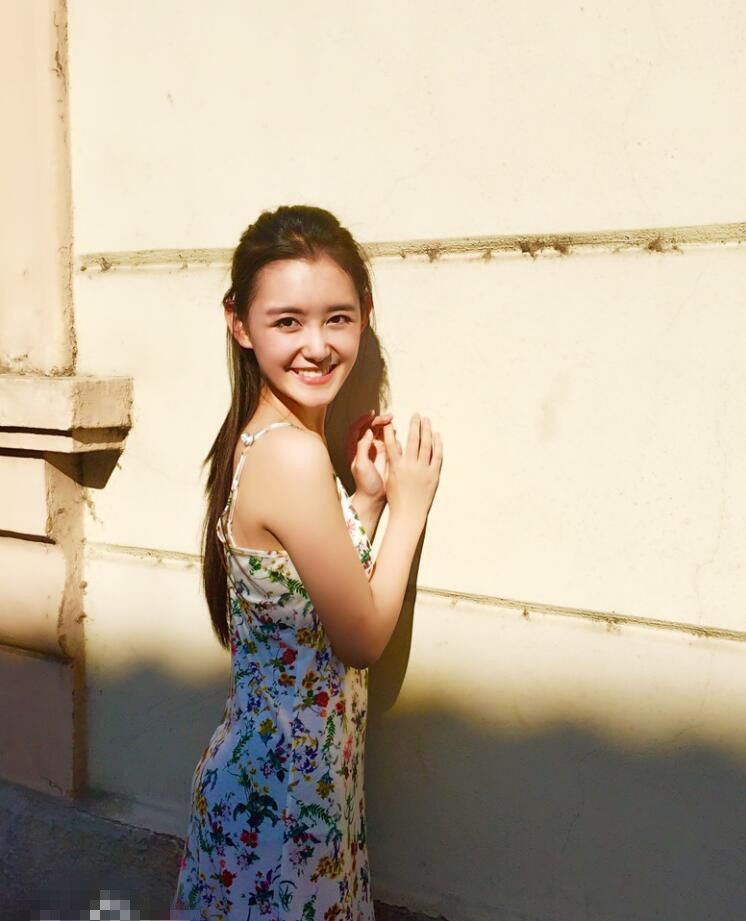 年仅17岁的蒋依依穿起裙装丝毫不输成年人清凉一夏尽显少女本色